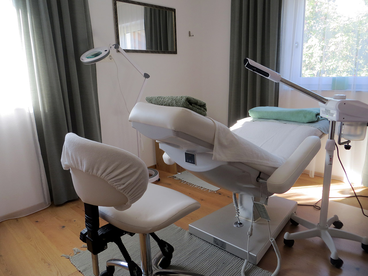 <span  class="uc_style_uc_tiles_grid_image_elementor_uc_items_attribute_title" style="color:#ffffff;">IMG_2169</span>